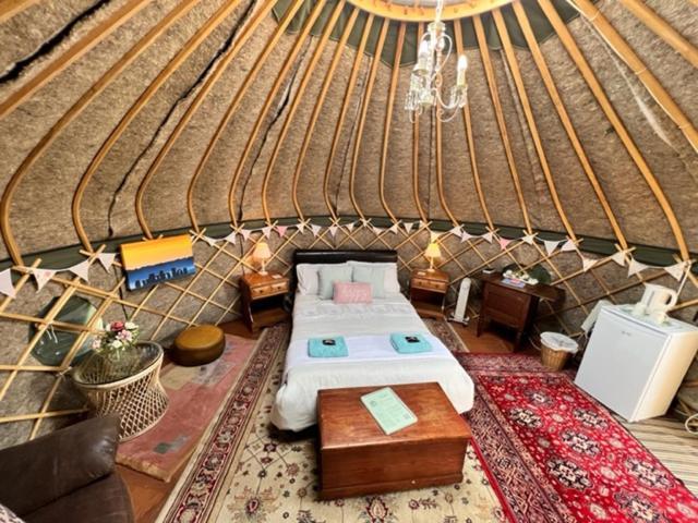 Stonehenge Campsite & Glamping Hotel Berwick St James Buitenkant foto